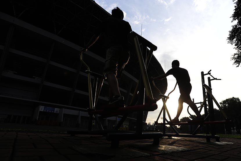 Warga berolahraga di Kawasan Stadion Utama Gelora Bung Karno (SUGBK), Jakarta, Rabu (2/3). (Antara/Wahyu Putro)