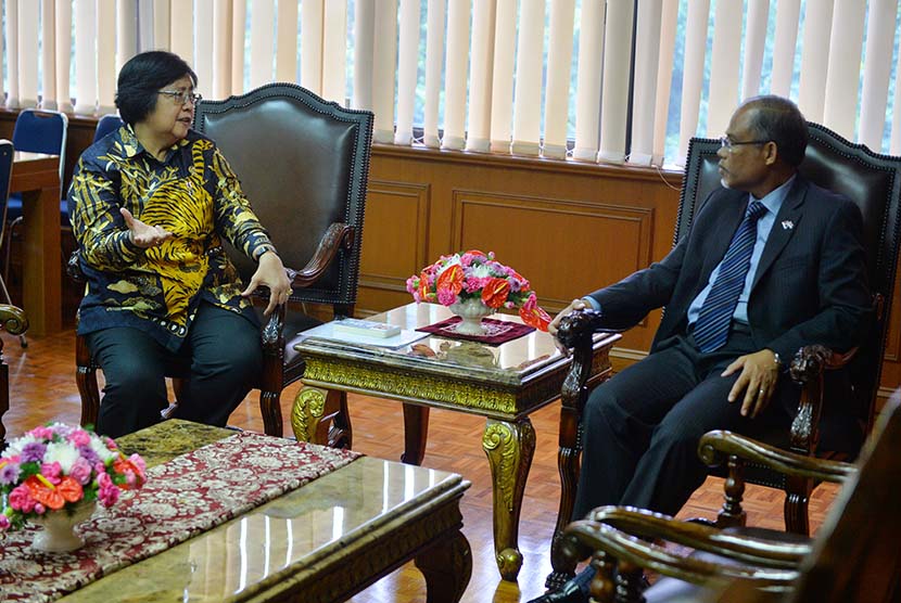  Menteri Lingkungan Hidup dan Kehutanan, Siti Nurbaya menerima kunjungan Menteri Lingkungan Hidup dan Sumber Daya Air Singapura, HE. Masagos Zulkifli di Jakarta, Rabu (2/3). 