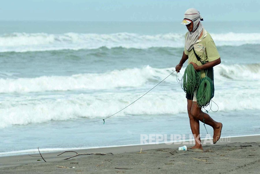  Nelayan menarik jaring di Pantai Apra, Kecamatan Sindangbarang, Kabupaten Cianjur (ilustrasi)