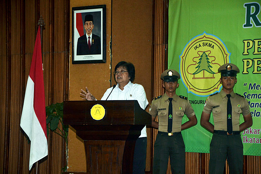   Menteri Lingkungan Hidup dan Kehutanan, Siti Nurbaya saat menghadiri  Rapat Kerja IKA - SKMA (Ikatan Alumni – Sekolah Kehutanan Menengah Atas) Tahun 2016 di Jakarta, Senin (28/3). (foto : MgROL_45)