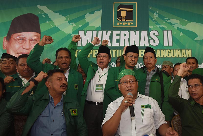  Ketua Umum PPP hasil Muktamar Jakarta Djan Faridz (tengah) mengangkat tangan bersama pengurus DPP dan DPW usai penutupan Mukernas II PPP di Jakarta, Rabu (30/3).  (Antara/Akbar Nugroho Gumay)