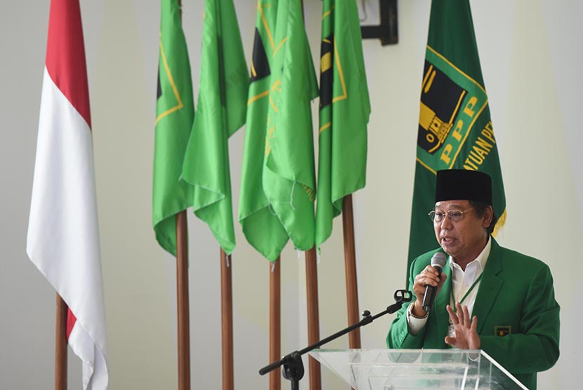 Ketua Umum PPP hasil Muktamar Jakarta Djan Faridz memberikan pidato dalam penutupan Mukernas II PPP di Jakarta, Rabu (30/3).  (Antara/Akbar Nugroho Gumay)
