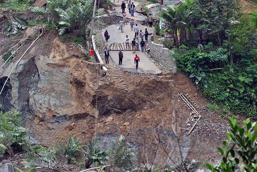 [ilustrasi] Sejumlah warga menyaksikan jalan raya yang ambles di lokasi bencana longsor di Desa Clapar, Madukara, Banjarnegara, Jateng.