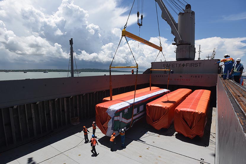 Petugas melakukan pemuatan gerbong kereta api ke dalam kapal saat ekspor perdana ke Bangladesh di Pelabuhan Tanjung Perak, Surabaya, Jawa Timur, Kamis (31/3).  (Antara/Zabur Karuru)