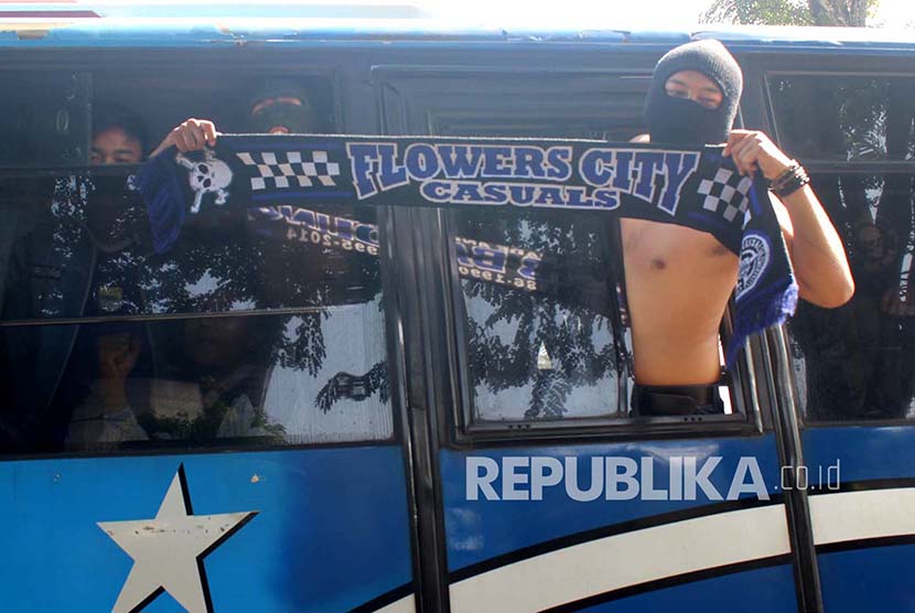 Antusias Bobotoh dalam laga final Persib versus Arema Cronus di Stadion Utama Gelora Bung Karno (SUGBK), di Jalan Diponegoro, Kota Bandung, Ahad (3/4). (foto : Dede Lukman Hakim)