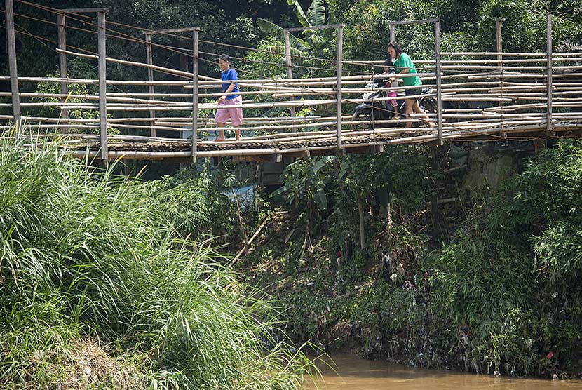 Warga menyeberang melalui jembatan gantung (Ilustrasi)