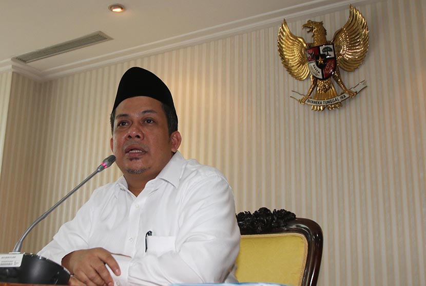 Politisi Partai Keadilan Sejahtera (PKS) Fahri Hamzah memberikan keterangan kepada wartawan terkait pemecatan dirinya dari keanggotaan PKS di Gedung DPR, Jakarta, Senin (4/4).