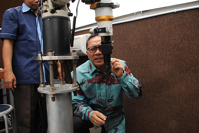  Ketua MPR Zulkifli Hasan mengamati peralatan Observatorium Ilmu Falak di kampus Program Sarjana Universitas Muhammadiyah (UMSU), Medan (Senin (4/4).  (foto : dok. MPR RI)
