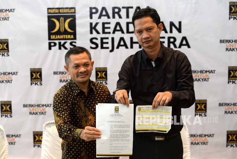  (dari kiri) Ketua DPP PKS bidang Hukum, Zainuddin Paru bersama Ketua Bidang Humas DPP PKS Dedi Supriadi menunjukan surat pemecatan Fahri Hamzah saat konferensi pers di kantor DPP PKS, Jakarta, Senin (4/4).  (Republika/Wihdan Hidayat)