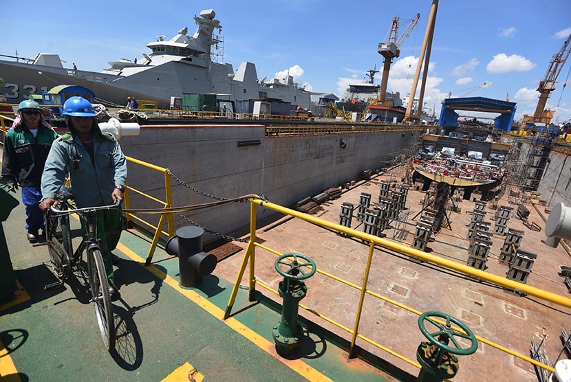 Aktivitas penyelesaian pembuatan kapal perang Strategic Sealift Vessel (SSV)-1 pesanan Filipina di galangan PT PAL, Surabaya, Jawa Timur, Senin (4/4).  (Antara/Zabur Karuru)