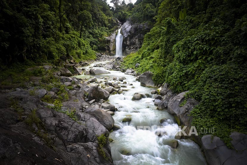 Air terjun Mangku Sakti yang berada di Desa Sajang, Sembalun, Lombok.   (Republika/Wihdan Hidayat)