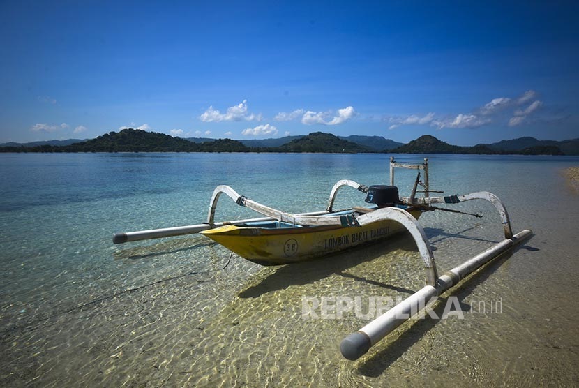 Perahu sandar di tepi Pantai Tanjung Aan, kawasan Kuata Mandalika, Lombok.  (Republika/Wihdan Hidayat)