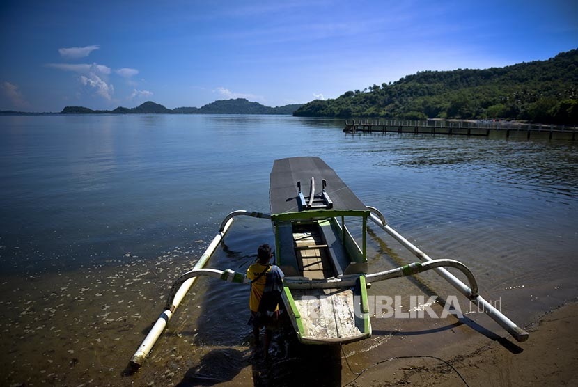 Perahu nelayan sandar di dermaga wisata Pantai Sekotong, Lombok.  (Republika/WIhdan Hidayat)