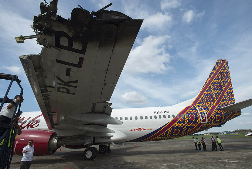 Sejumlah petugas mengamati bagian sayap kiri dari pesawat Batik Air dengan nomor registrasi PK-LBS yang mengalami insiden di Bandara Halim Perdanakusuma, Jakarta, Selasa (5/4). (Antara/Widodo S Jusuf) 