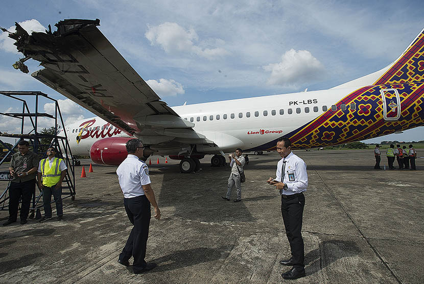 Pesawat Batik Air dengan nomor registrasi PK-LBS yang mengalami insiden terparkir di Bandara Halim Perdanakusuma, Jakarta, Selasa (5/4). (Antara/Widodo S. Jusuf) 