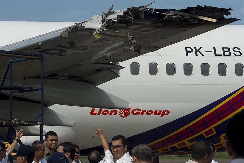 Sejumlah petugas mengamati bagian sayap kiri dari pesawat Batik Air dengan nomor registrasi PK-LBS yang mengalami insiden di Bandara Halim Perdanakusuma, Jakarta, Selasa (5/4). (Antara/Widodo S Jusuf)