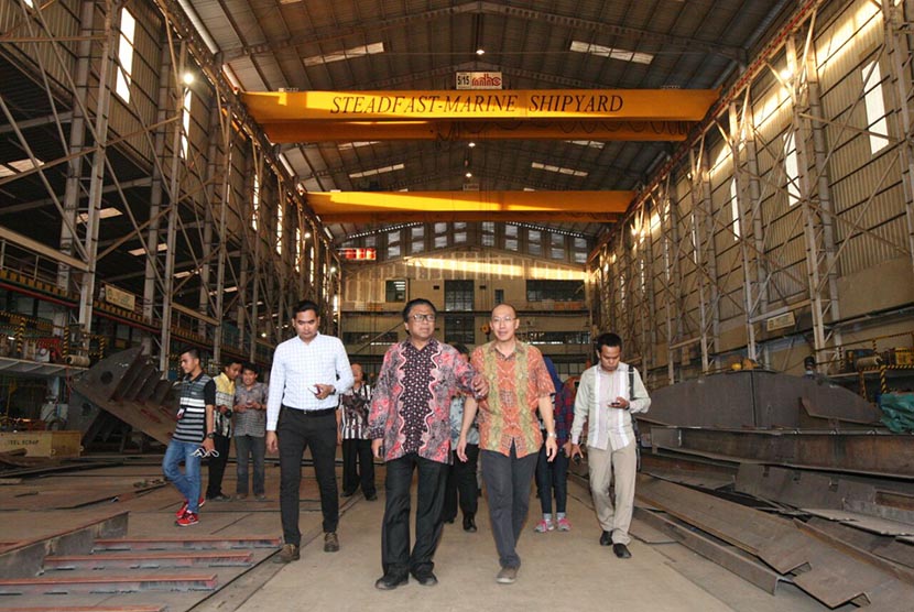 Wakil Ketua MPR Oesman Sapta (Oso) meninjau galangan kapal di Kabupaten Mempawah, Kalimantan Barat, Jumat (8/4).   (foto: dok. MPR RI)