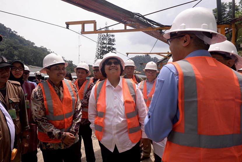 Menteri Siti Nurbaya meninjau Tunnel Unit Bisnis Pertambangan Emas Pongkor PT. ANTAM.   (dok.Kementerian LHK)