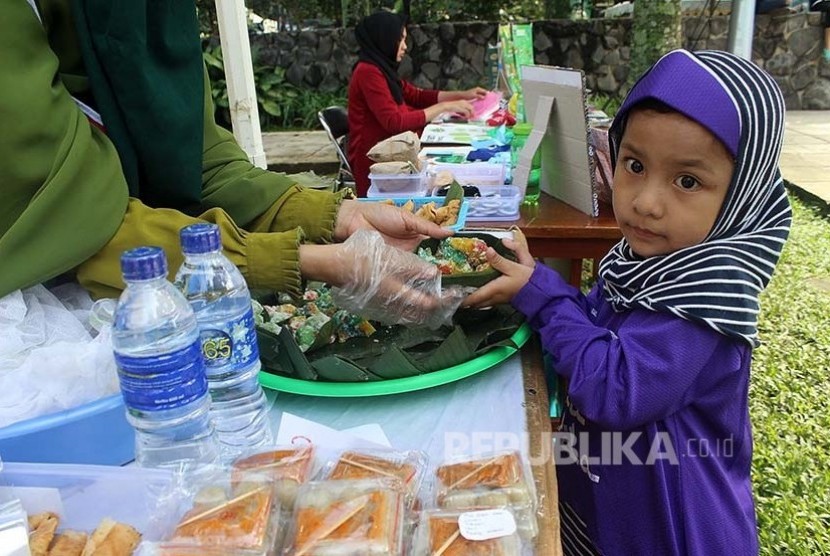 Bank Sampah Bumi Inspirasi mengajak masyarakat untuk peduli lingkungan dengan mendaur ulang sampah plastik dalam acara Salman Day Out Picnic di Masjid Salman ITB, Bandung, Ahad (10/4). (foto : Dede Lukman)