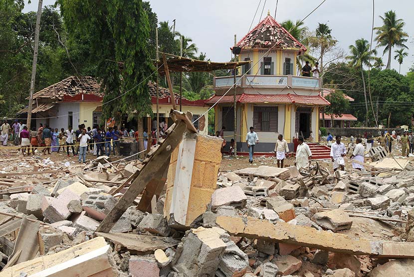 Sebuah kuil Hindu hancur akibat kebakaran akibat ledakan petasan di Kota Kolam di selatan India, Ahad (10/4).  (REUTERS/Sivaram V)