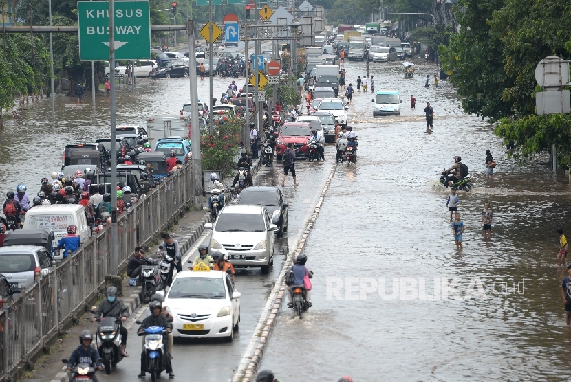 alan Terendam Air. Kendaraan terjebak macet akibat ruas Jalan Gunung Sahari terendam luapan air Sungai Ciliwung, Jakarta, Kamis (21/4). Jalan Gunung Sahari terendam akibat hujan yang turun dari Rabu (20/4) malam hingga pagi.