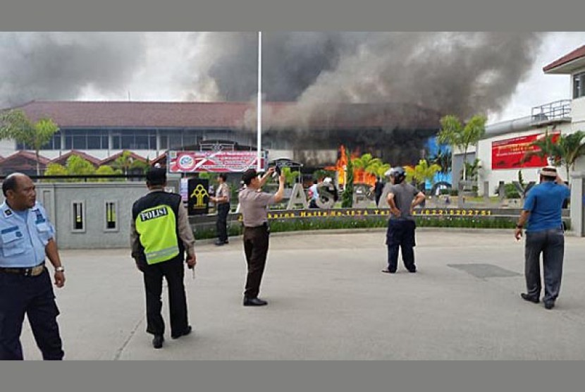 Lapas Banceuy yang terbakar di Jalan Soekano Hatta, Bandung, Sabtu (23/4). 