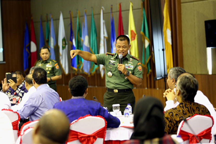 Panglima TNI Jenderal TNI Gatot Nurmantyo memberikan pembekalan kepada 92 Kepala Daerah peserta Orientasi Kepemimpinan Penyelenggara Pemerintah Daerah (OKPPD) Angkatan I tahun 2016 di Jakarta, Sabtu (23/4).(dok.Puspen TNI) 