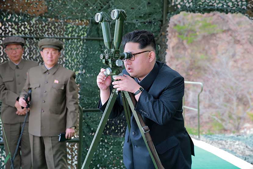  Pemimpin Korut, Kim Jong-un mengamati uji coba peluncuran peluru kendali dari kapal selam.  (Reuters/KCNA) 