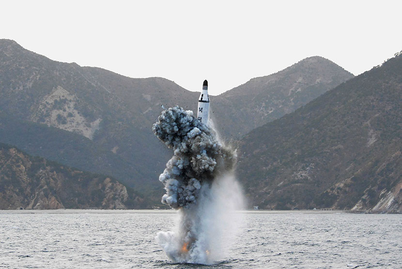  Korea Utara melakukan uji coba peluncuran peluru kendali dari kapal selam.  (Reuters/KCNA) 