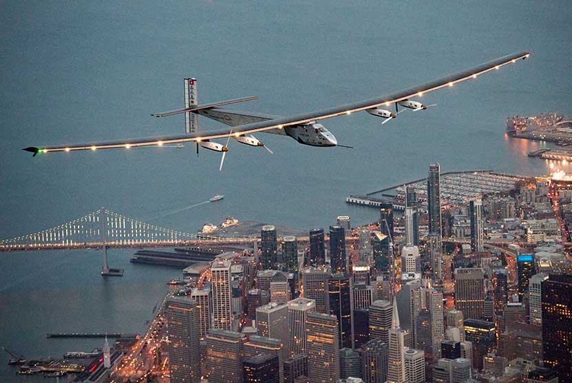  Pesawat bertenaga surya, Solar Impulse 2 tiba di San Fransisco,  setelah terbang melintasi Samudera Pasifik selama tiga hari dari Hawaii. (AP/Noah Berger)