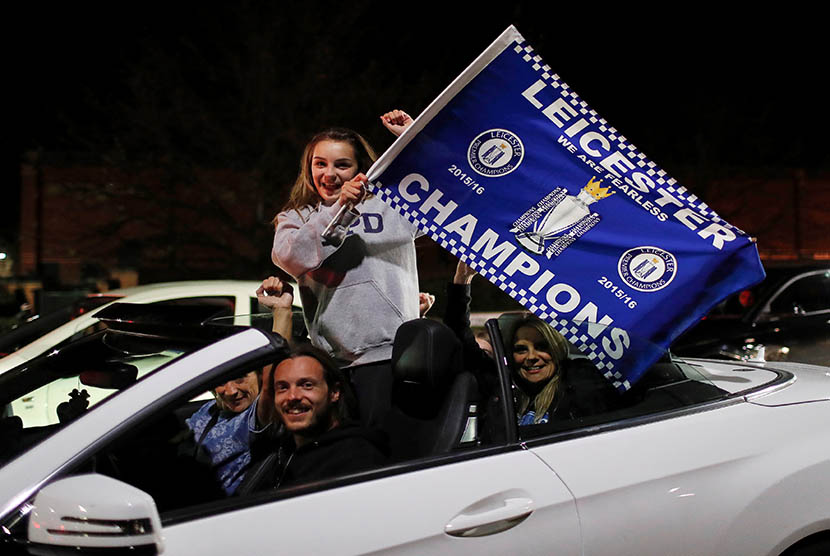 Suporter Leicester City merayakan keberhasilan tim kesayangan mereka yang berhasil meraih gelar Liga Primer Inggris.  (Reuters/Eddie Keogh)