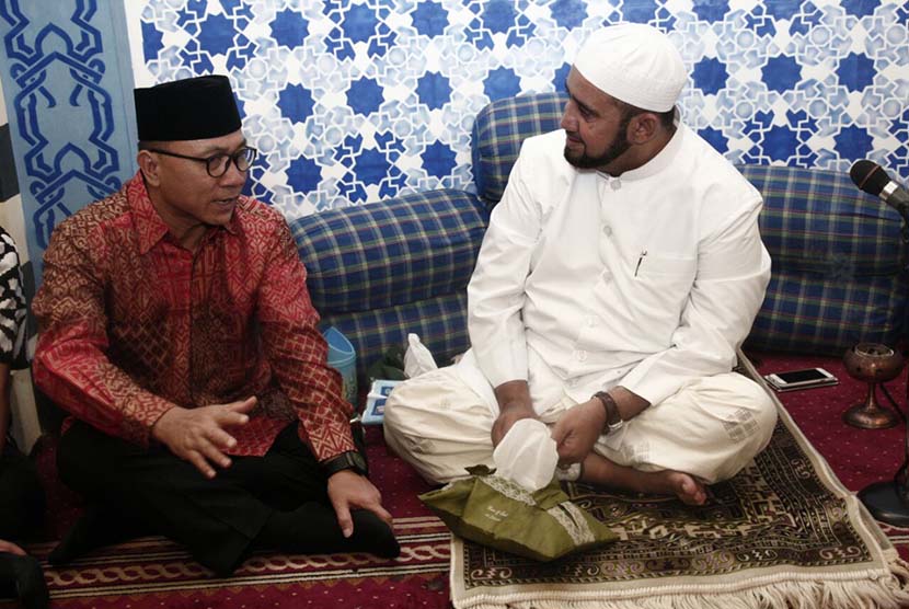  Ketua MPR Zulkifli Hasan melakukan kunjungan silaturahmi ke Habib Syekh bin Abdul Qadir Assehaf di Solo, Jawa Tengah, Selasa (10/5). (Foto : Dok. MPR RI)