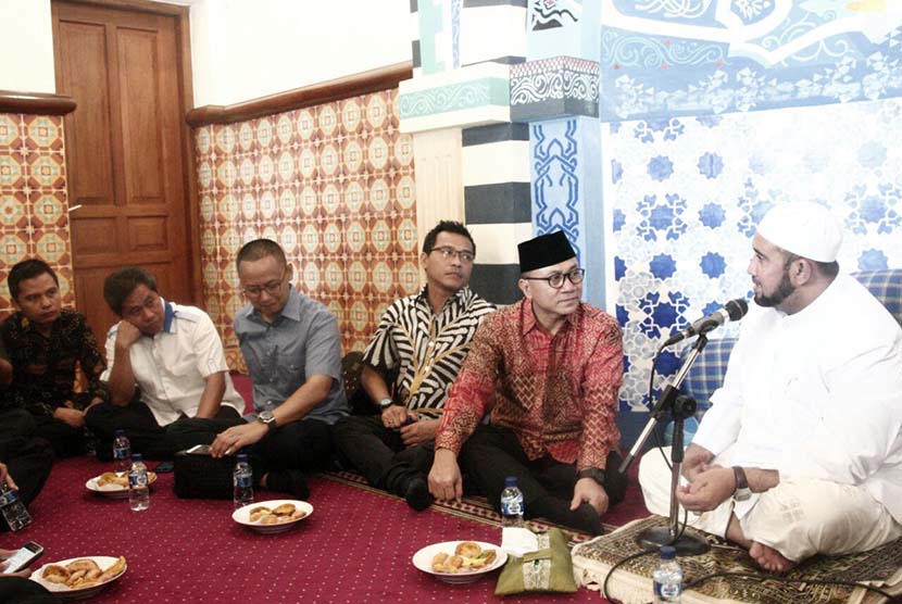  Ketua MPR Zulkifli Hasan melakukan kunjungan silaturahmi ke Habib Syekh bin Abdul Qadir Assehaf di Solo, Jawa Tengah, Selasa (10/5). (Foto : Dok. MPR RI)