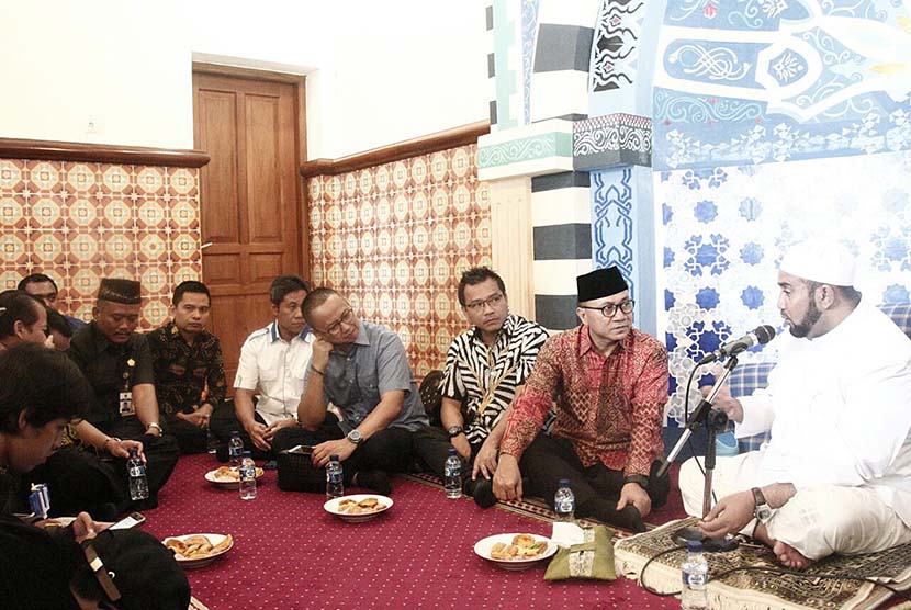  Ketua MPR Zulkifli Hasan melakukan kunjungan silaturahmi ke Habib Syekh bin Abdul Qadir Assehaf di Solo, Jawa Tengah, Selasa (10/5). (Foto : Dok. MPR RI)