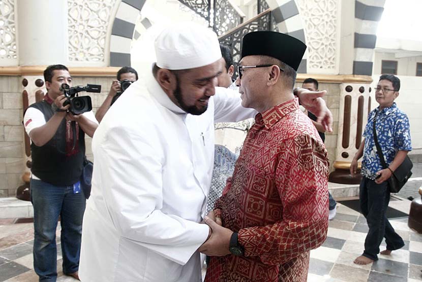  Ketua MPR Zulkifli Hasan melakukan kunjungan silaturahmi ke Habib Syekh bin Abdul Qadir Assehaf di Solo, Jawa Tengah, Selasa (10/5). (Foto : Dok. MPR RI)