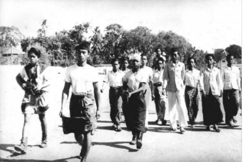 Madiun setelah pemberontakan komunis. Anggota pasukan Republik, dipersenjatai dengan senjata otomatis, untuk membawa komunis ditangkap markas mereka di lingkungan atau Madiun. 25-10-1948