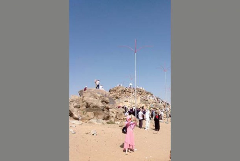 Jamaah umrah melakukan foto selfie di tengah teirk matahari di Jabal Rahmah.