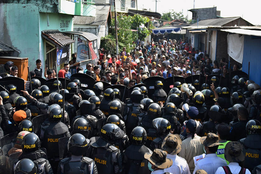 Warga berupaya menghadang polisi saat dilakukan penggusuran puluhan rumah di kawasan Kebonharjo, Semarang, Jateng, Kamis (19/5). (Antara/R. Rekotomo)