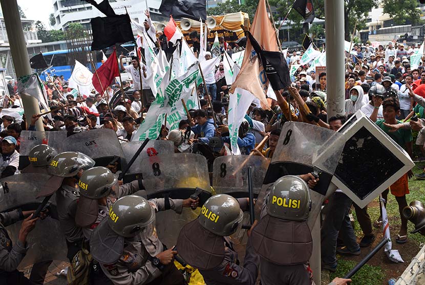 Polisi berusaha menahan amukan demonstran saat unjuk rasa yang berakhir ricuh di depan Gedung KPK, Jakarta, Jumat (20/5).(Antara/Hafidz Mubarak) 