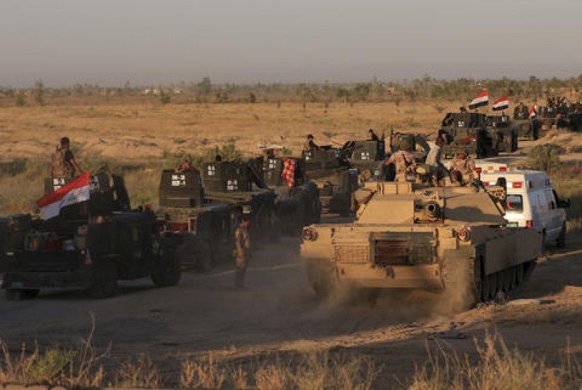  Pasukan militer Iraq bersiap melakukan penyerbuan ke basis ISIS di kota Fallujah, Senin (30/5). (AP/Khalid Mohammed)