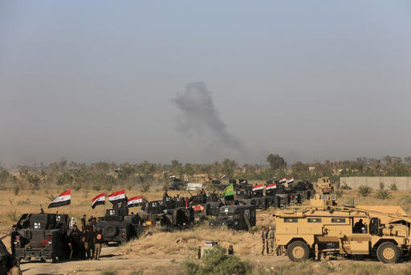 Pasukan militer Iraq bersiap melakukan penyerbuan ke basis ISIS di kota Fallujah, Senin (30/5). (AP/Khalid Mohammed)