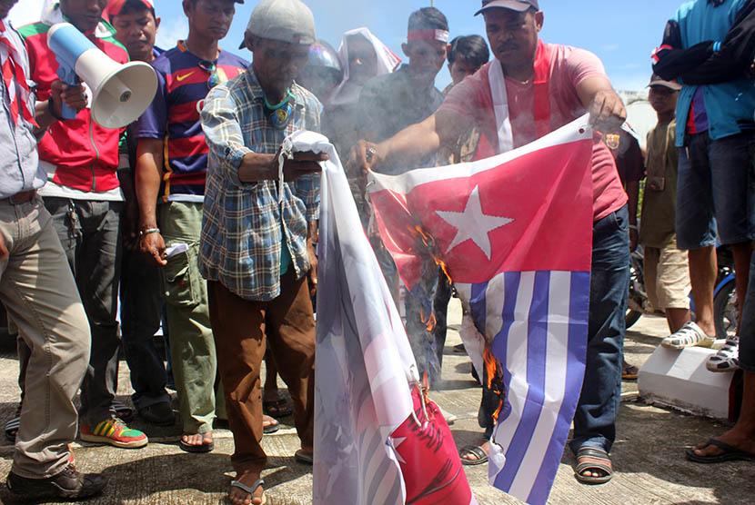 [ilustrasi] Kelompok Masyarakat Peduli NKRI membakar atribut KNPB saat berunjukrasa menolak keberadaan Organisasi Masyarakat (Ormas) Komite Nasional Papua Barat (KNPB) di halaman Kantor Walikota Sorong, Papua Barat, Selasa (31/5). (Antara/Olha Mulalinda)