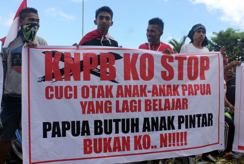 Kelompok Masyarakat Peduli NKRI berunjukrasa menolak keberadaan Organisasi Masyarakat (Ormas) Komite Nasional Papua Barat (KNPB) di halaman Kantor Walikota Sorong, Papua Barat, Selasa (31/5). (Antara/Olha Mulalinda)