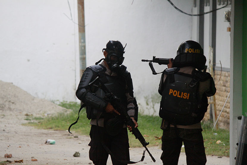  Petugas kepolisian bersiaga saat terjadi kerusuhan di Lembaga Pemasyarakatan (Lapas) Kelas II A Gorontalo, Rabu (1/6).  (Antara/Adiwinata Solihin)