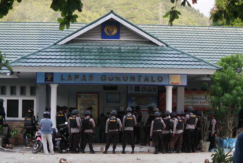 Petugas kepolisian bersiaga di Lembaga Pemasyarakatan (Lapas) Kelas II A Gorontalo, Rabu (1/6). (Antara/Adiwinata Solihin)