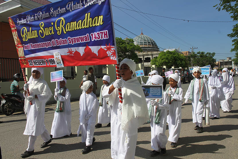 Sejumlah pelajar mengikuti pawai taaruf sambut bulan suci Ramadan di Kota Idi Rayeuk, Kabupaten Aceh Timur, Aceh, Rabu (1/6). (Antara/Syifa Yulinnas)