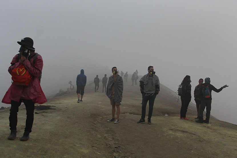 Sejumlah wisatawan menikmati suasana di puncak Gunung Ijen, Banyuwangi, Jawa Timur, Jumat (3/6). (Antara/Budi Candra Setya)