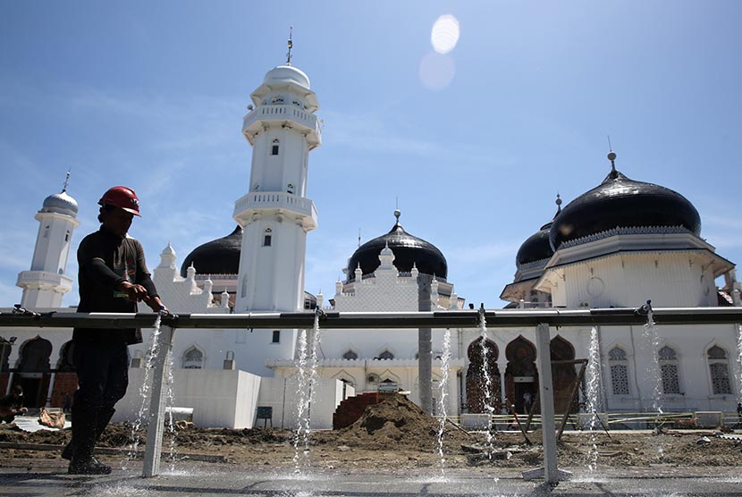 Suasana pembangunan perluasan Masjid Raya Baiturrahman di Banda Aceh, Aceh, Jumat (3/6).(Antara/Irwansyah Putra)
