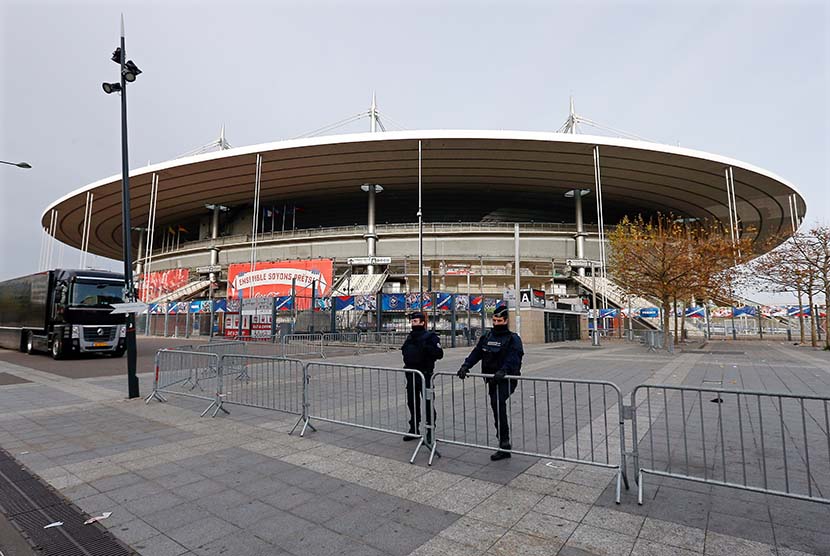 Petugas keamanan berjaga di Stade de France.