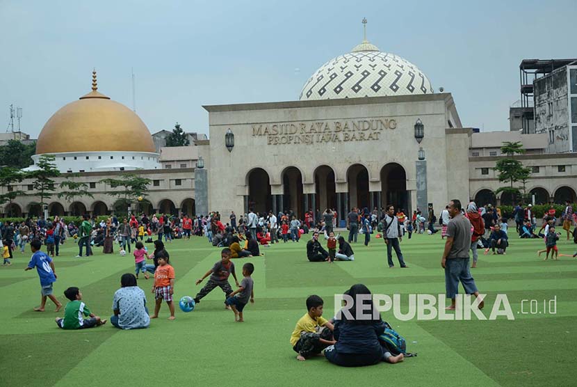 Masyarakat ngabuburit di Alun-alun Bandung, Selasa (7/6). (Republika/Edi Yusuf)